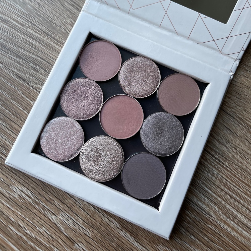 Single shadows and magnetic eyeshadow palette.